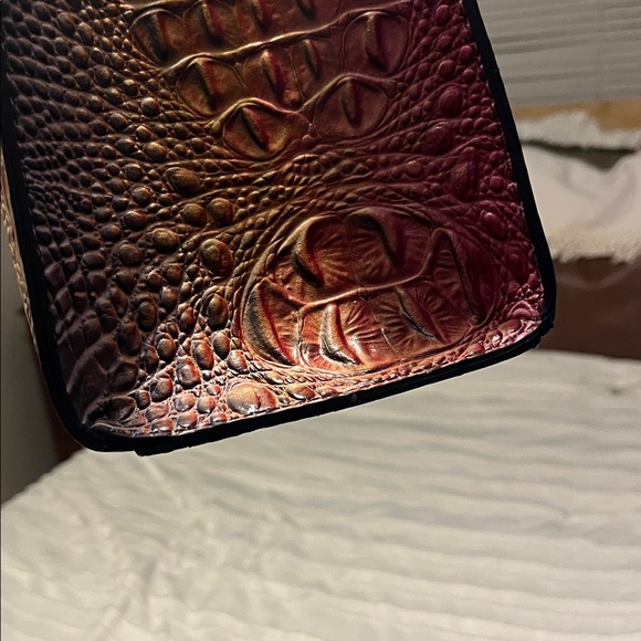 Elegant Multicolor Crocodile-Embossed Tote Bag - Picture 3 of 10